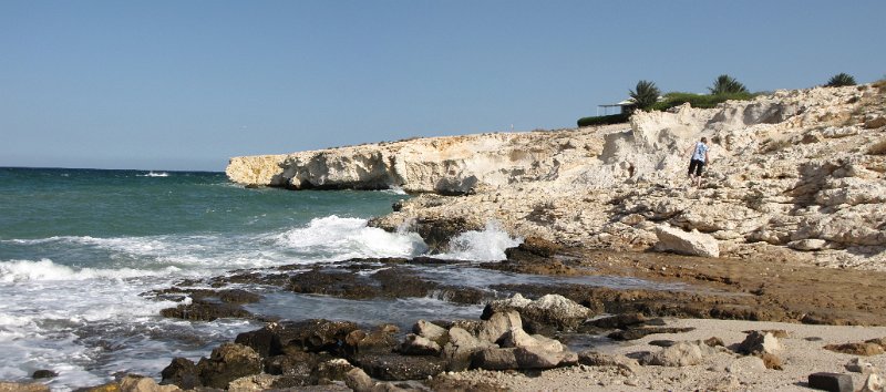 050211_strand ras al hamra.jpg - Zaterdag 5 februari, voor Inger en Robert de eerste werkdag van de nieuwe week.De wind is flink aangewakkerd, dus Frouwkje en ik gaan eens kijken op het strand vlakbij het Ras Al Hamra Recreation Centre.Mooie golven die tegen de rotsen slaan, en dat bij een lekkere temperatuur.